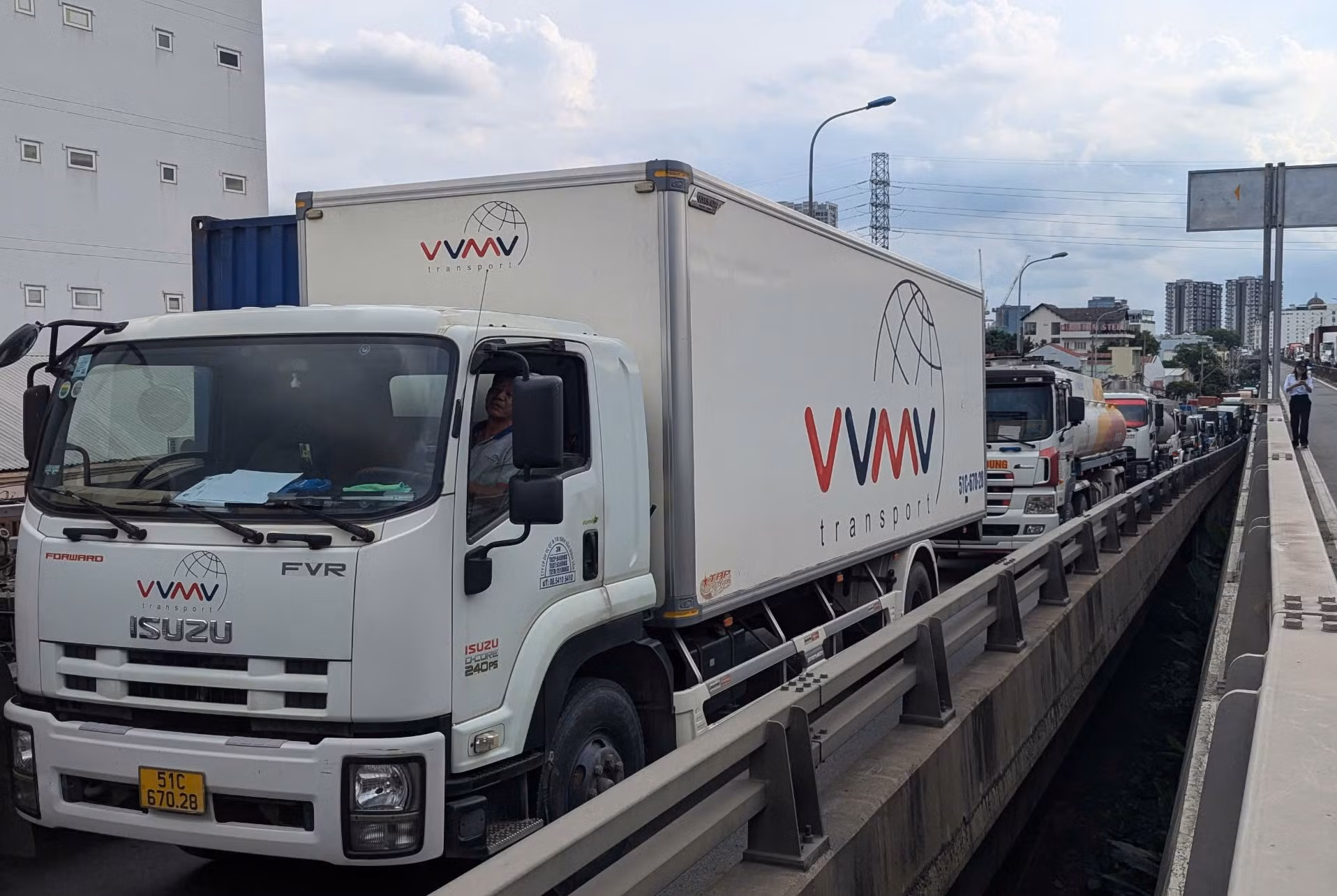 Vụ va chạm liên hoàn dưới cầu Phú Mỹ: Tài xế xe tải đông lạnh nói ...mất thắng -1