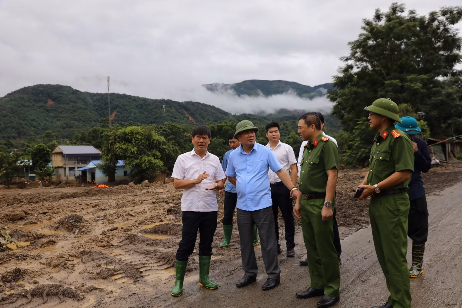 Petrovietnam thăm hỏi, hỗ trợ người dân Sơn La và Điện Biên khắc phục hậu quả mưa lũ -0