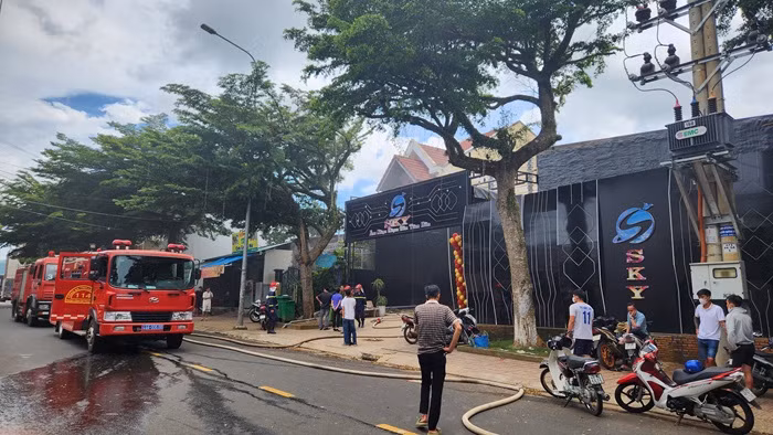 Quán Bar Club Sky cháy ngùn ngụt khi đang sửa chữa -0