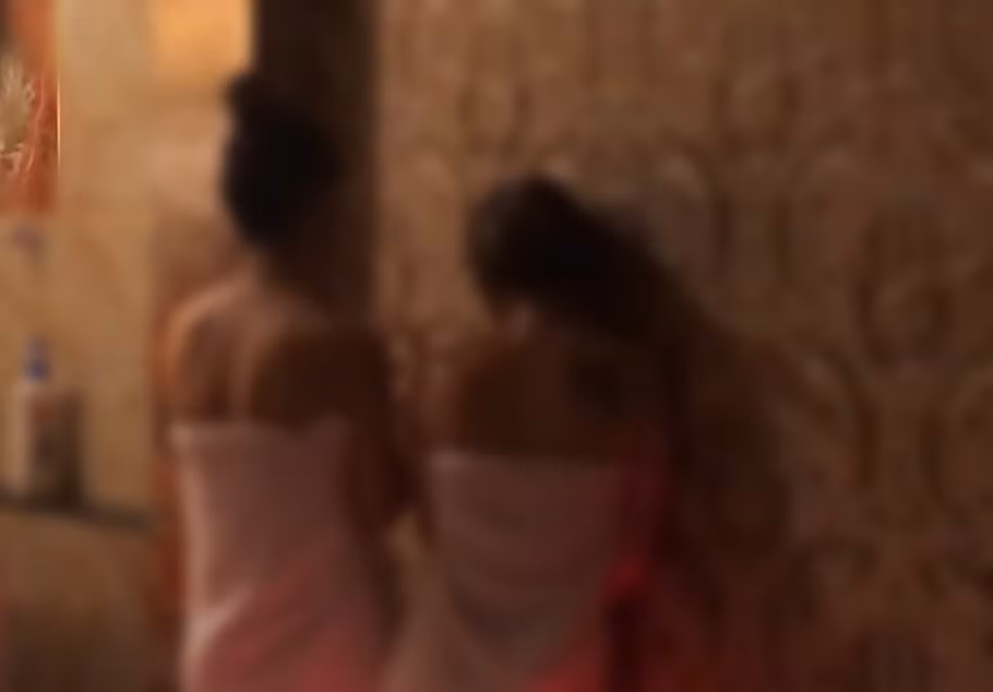 “Thiếu hụt” nhân viên massage, cô gái 17 tuổi lên mạng mua ba bé gái vị thành niên -0