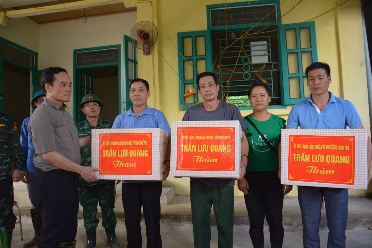 Phó Thủ tướng Trần Lưu Quang thăm hỏi người dân vùng lũ xã Mường Pồn -0