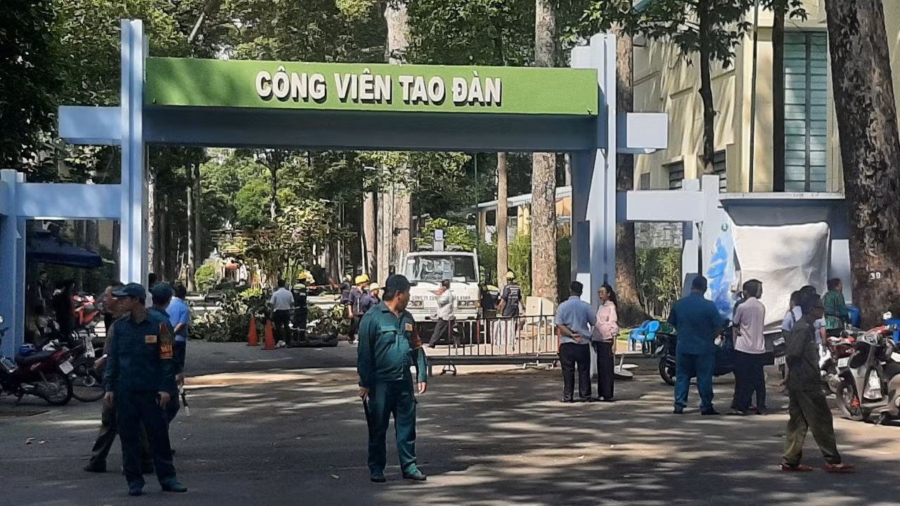 Nhánh cây rơi xuống nhóm người đang tập thể dục khiến 2 người tử vong