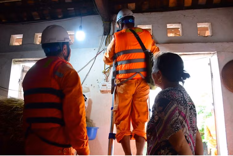 EVNHANOI tăng cường ứng trực, hỗ trợ người dân vùng ngập lụt Quốc Oai, Chương Mỹ -4