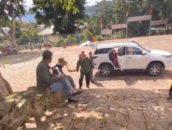 Làm rõ hành vi người bán vé số bị đuổi đánh trong chùa -0