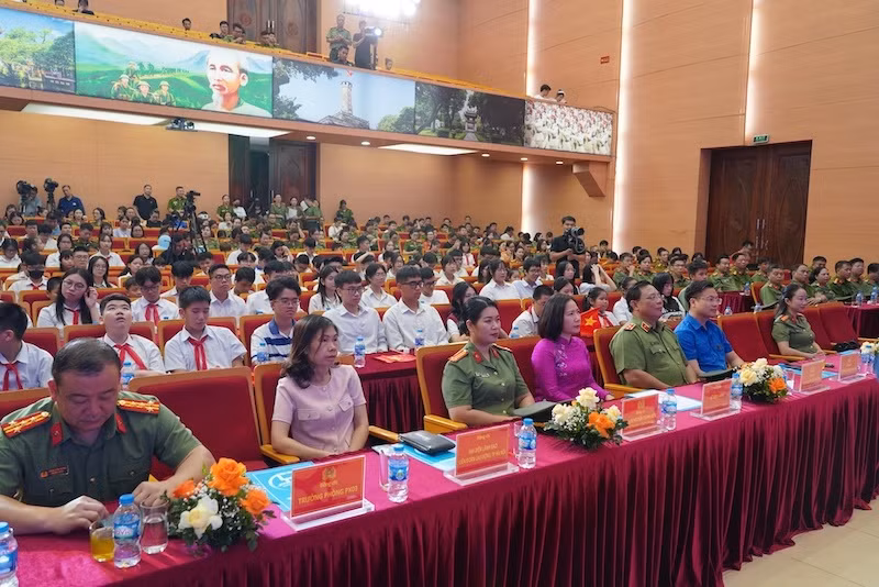 Công an TP Hà Nội tuyên dương con em CBCS đạt thành tích cao trong học tập -0