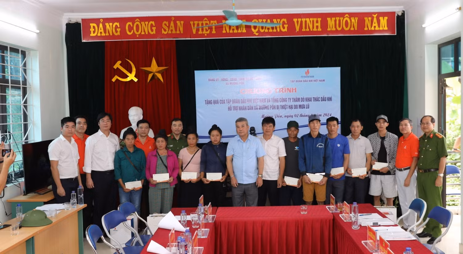 Petrovietnam thăm hỏi, hỗ trợ người dân Sơn La và Điện Biên khắc phục hậu quả mưa lũ -0