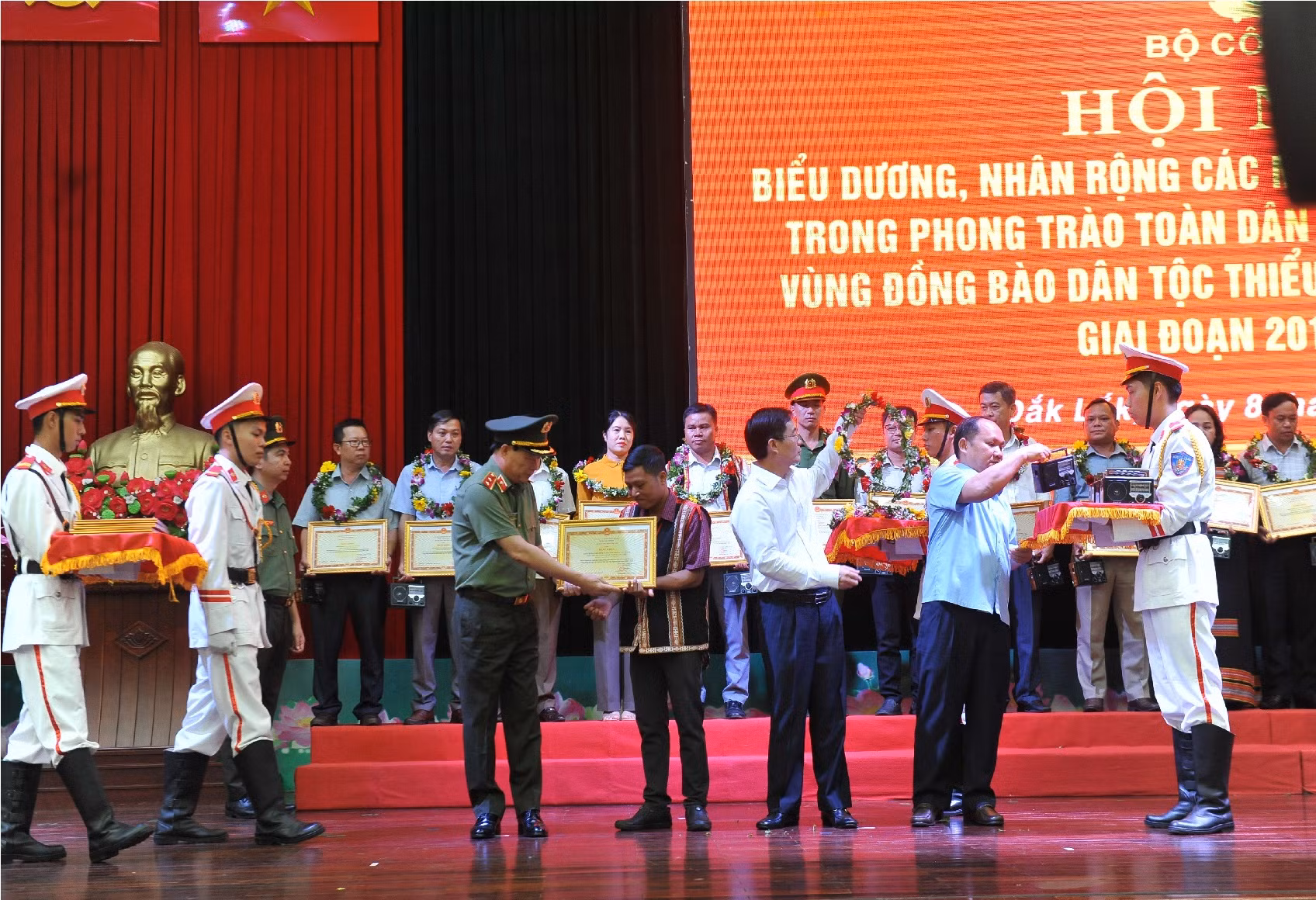Biểu dương điển hình tiên tiến trong phong trào Toàn dân bảo vệ ANTQ -0