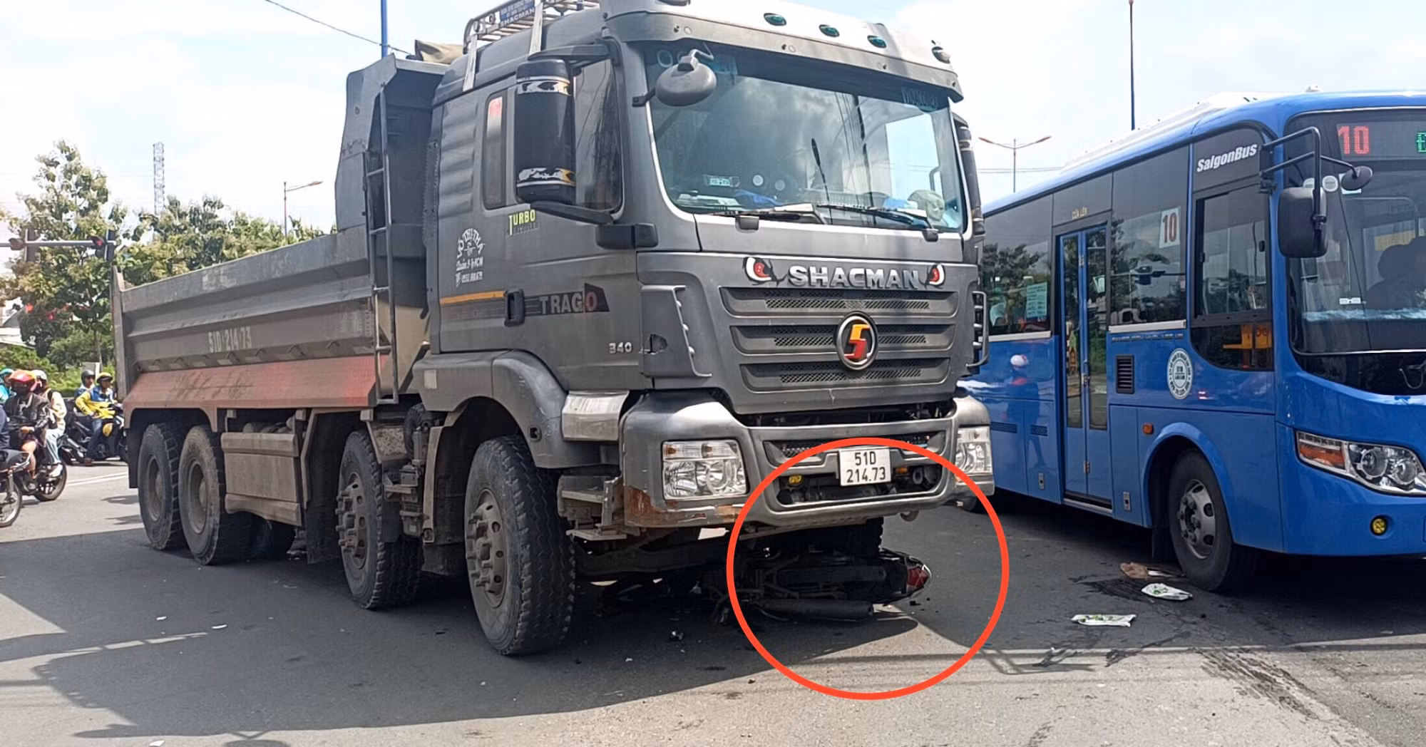 Sau tai nạn, người phụ nữ bò ra khỏi gầm xe ben, thoát nạn thần kỳ -0
