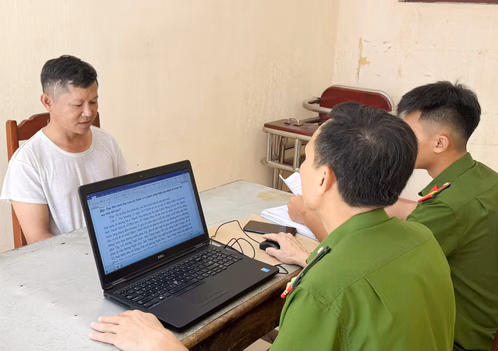 Bắt giữ Hạt phó Hạt Quản lý đường bộ trộm biển báo giao thông -0