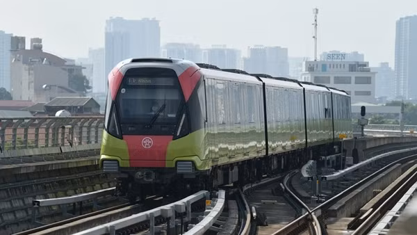 Người dân trải nghiệm tàu điện Nhổn-Ga Hà Nội trong ngày đầu vận hành