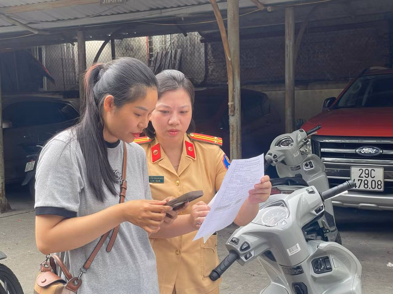 Ngày đầu triển khai ký xe lần đầu bằng dịch vụ công trực tuyến toàn trình: Thuận tiện, dễ dàng -4