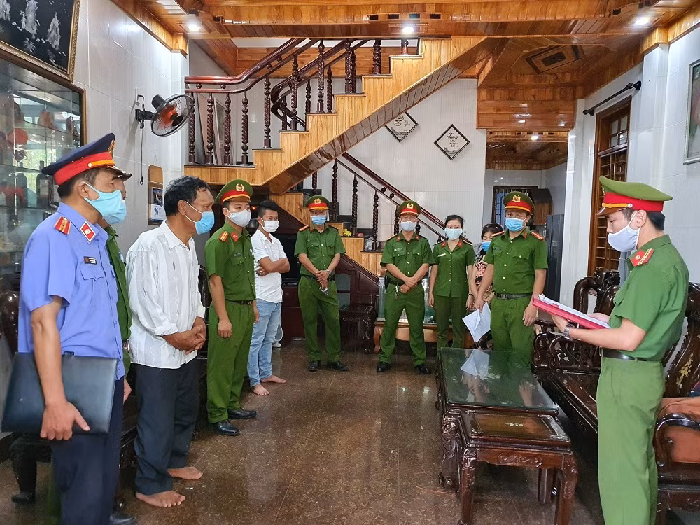 Cán bộ “xộ khám” vì ký xác nhận hơn 1.200 ngôi mộ giả -0