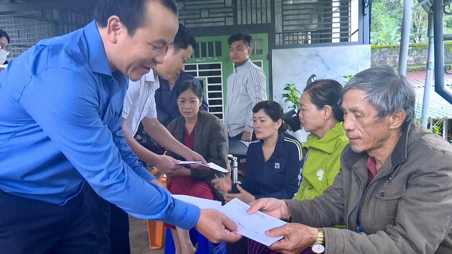 Sau chắp vá, đường Hồ Chí Minh càng bị sạt lở nghiêm trọng -0