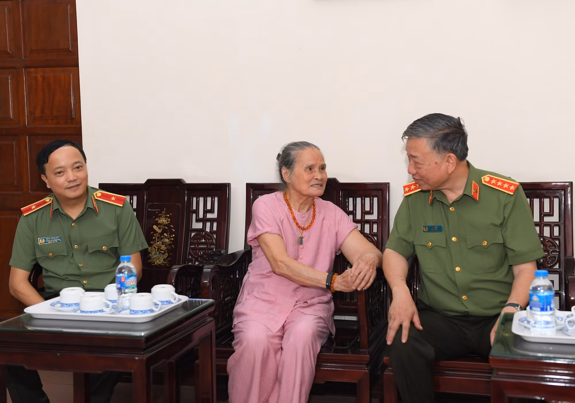 Bộ trưởng Tô Lâm thăm hỏi gia đình, tri ân các đồng chí cố lãnh đạo Bộ Công an -1