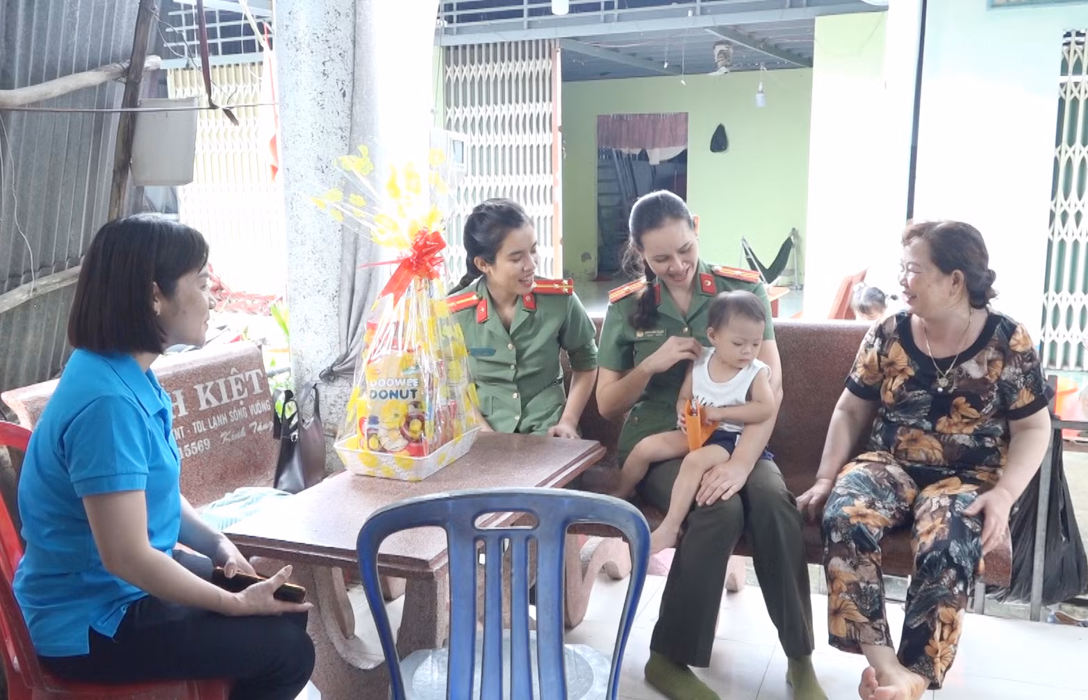 Mẹ đỡ đầu, yêu thương và chia sẻ -0