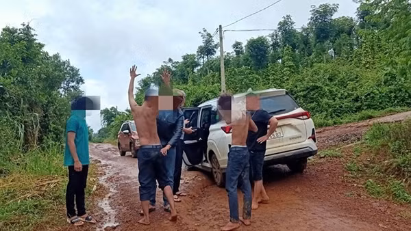 Bắt con nợ đánh đập vì 15 triệu đồng chưa trả