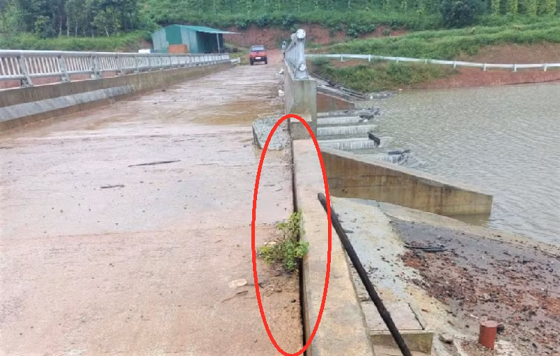 Di dời dân khẩn cấp khi hồ thuỷ lợi chứa hơn 1 triệu m3 nước bị nứt -0