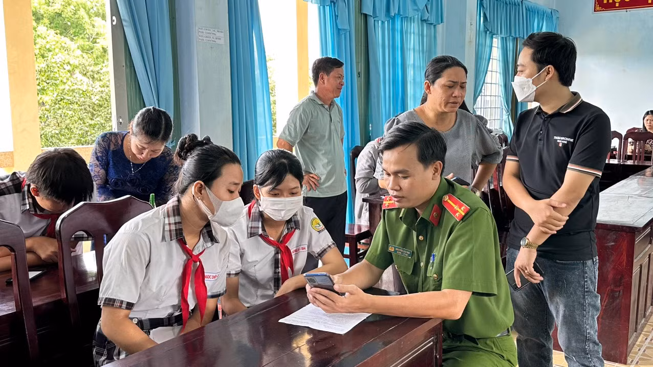 Đồng Tháp mở chiến dịch ‘50 ngày, đêm’ cài đặt, kích hoạt tài khoản định danh điện tử -0