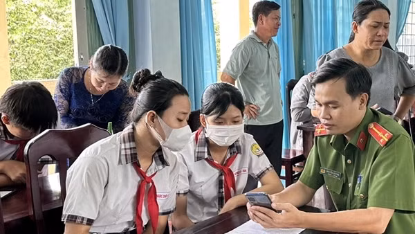 Đồng Tháp mở chiến dịch 50 ngày, đêm cài đặt, kích hoạt tài khoản định danh điện tử