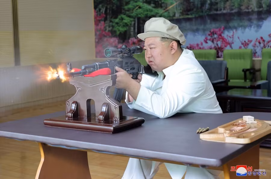 Ông Kim Jong-un thị sát bất thường một loạt nhà máy vũ khí của Triều Tiên -0