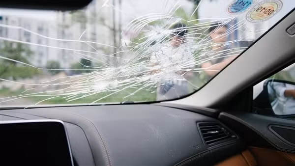 Tài xế ném đá vỡ kính ôtô sau khi bị lấn làn trên cao tốc
