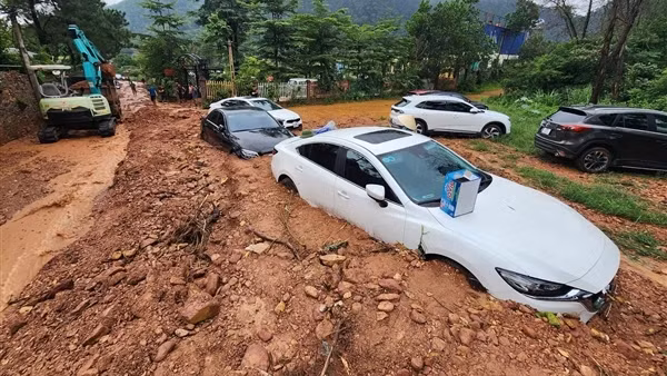 Sạt lở đất ở huyện Sóc Sơn khiến nhiều xe ô tô bị vùi lấp