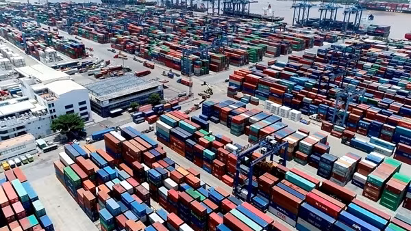 Hơn 1.000 container hàng hóa tồn đọng “vắng chủ” ở cảng Cát Lái