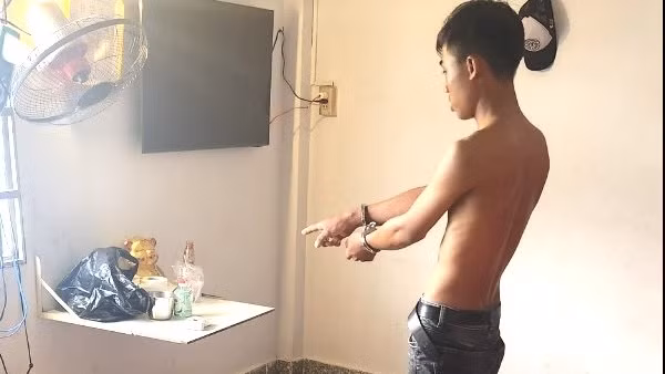 Hai anh em ruột mua súng "phòng thân" khi buôn bán ma túy