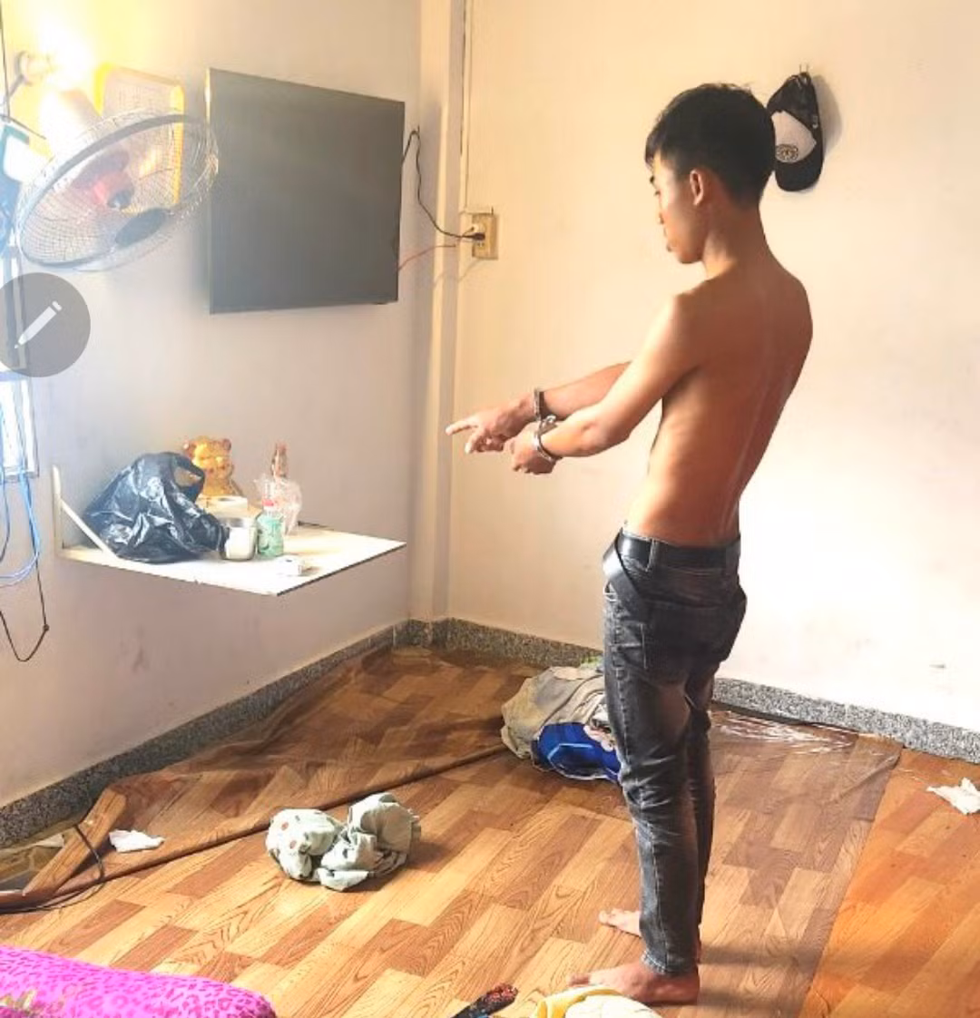 Hai anh em ruột cùng buôn ma túy, mua “hàng nóng” để phòng thân -0