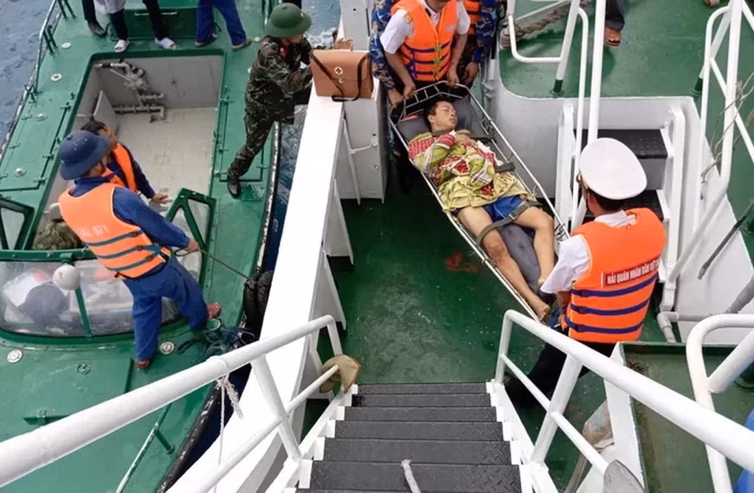 Đưa ngư dân lâm bệnh từ đảo Phan Vinh đến đảo Trường Sa để điều trị -0