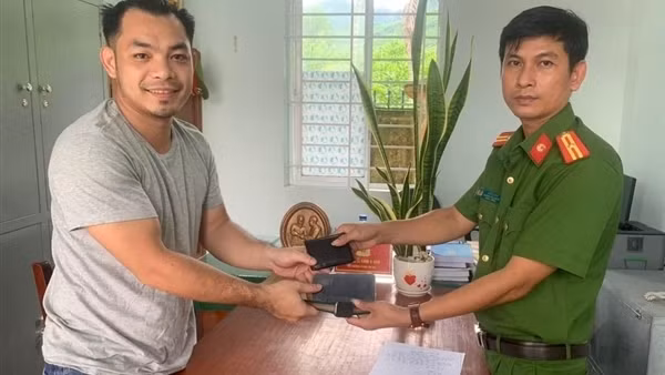 Nhặt được tài sản trị giá trên 20 triệu đồng, 2 thiếu niên vùng cao tìm trả lại người mất
