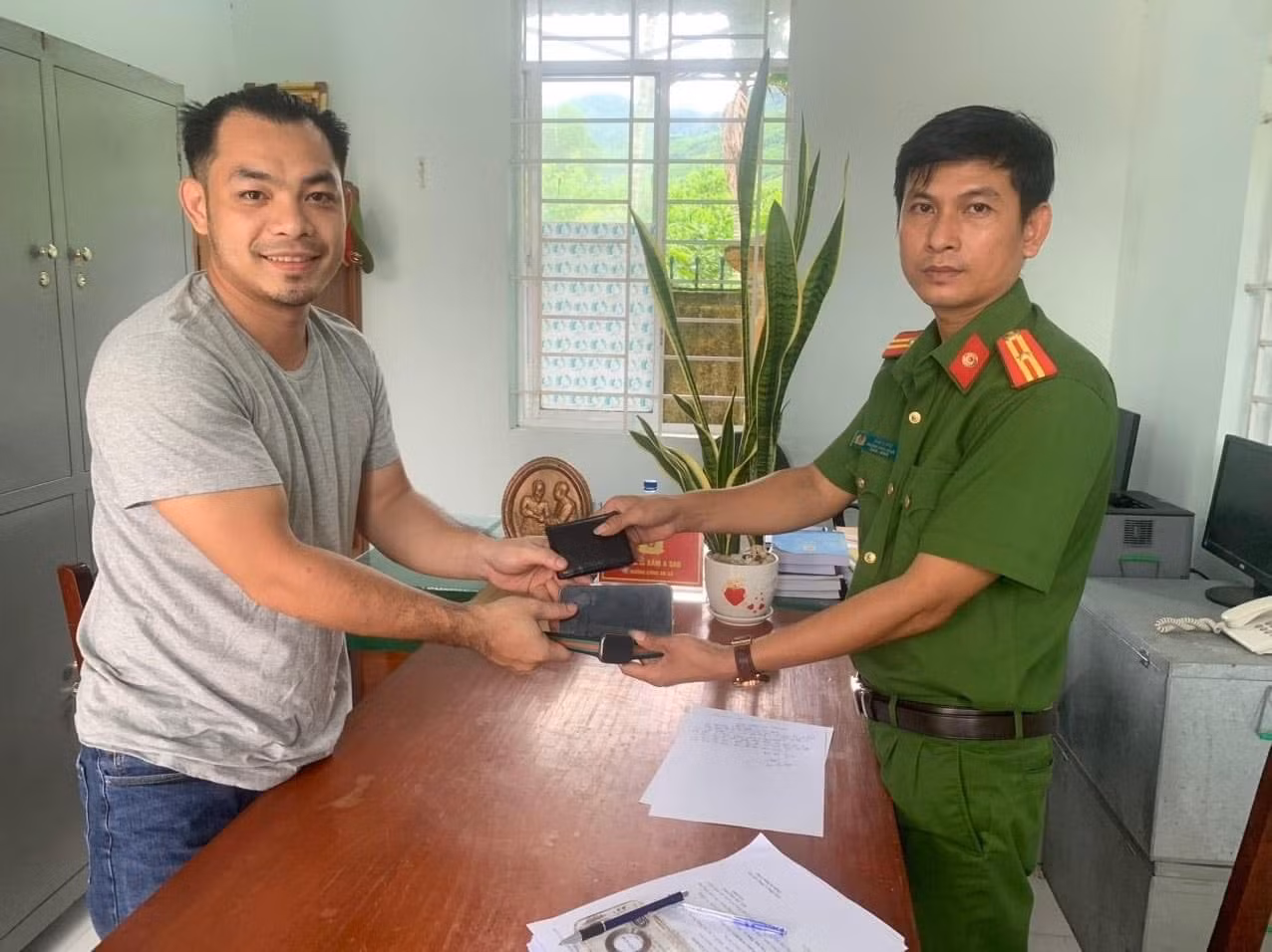 Nhặt được của rơi trị giá tài sản trên 20 triệu đồng, 2 em thiếu niên ở xã vùng cao tìm trả lại cho người mất -0