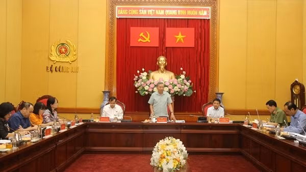 Khẩn trương hoàn thiện dự án Luật Trật tự, an toàn giao thông đường bộ và dự án Luật Đường bộ