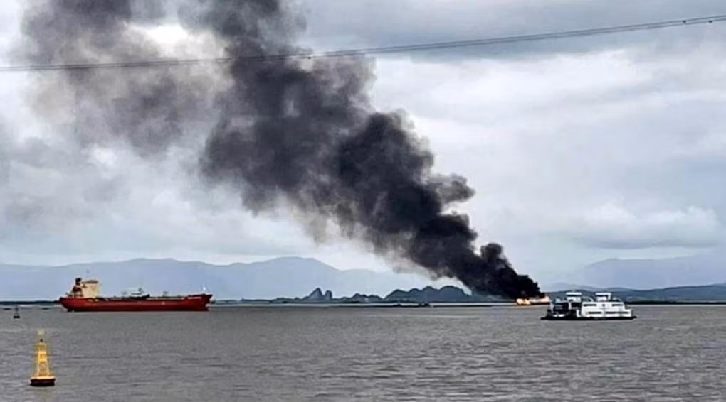 Cứu vớt thành công 6 thuyền viên tàu du lịch bốc cháy dữ dội trên biển -0