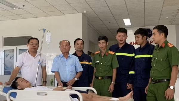 Thăm hỏi chiến sĩ bị thương khi cứu nạn trong vụ cháy cửa hàng quần áo