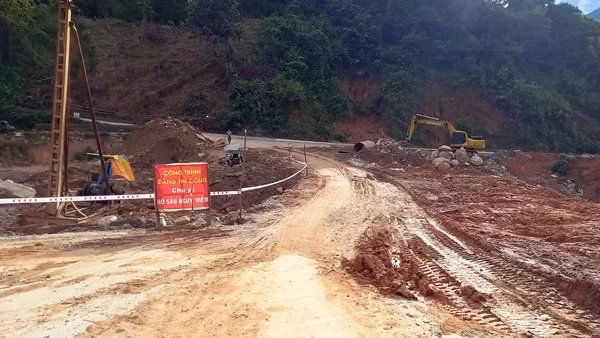 Hai dự án đường trọng điểm ở vùng cao của Quảng Nam thi công kiểu… "rùa bò", vì sao?