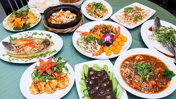 Hàng trăm người có dấu hiệu bị ngộ độc sau khi tham dự tiệc cưới