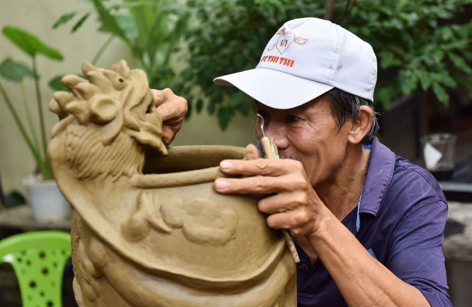 Du khách nước ngoài trải nghiệm làm gốm ở Thanh Hà -0