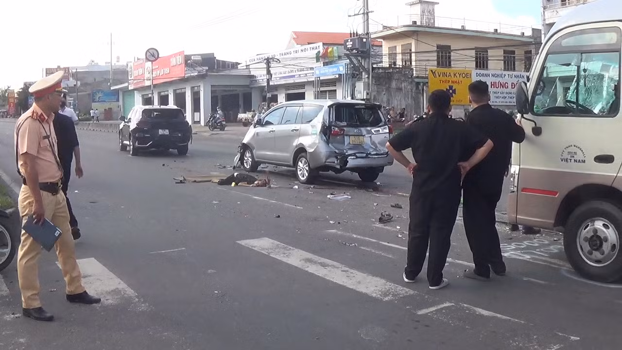 Ba ô tô tông nhau liên hoàn, một cụ bà đi bộ tử vong tại chỗ -0