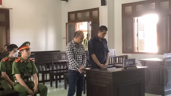 Làm tiền giả đi mua hàng để lấy lại tiền thật, hai bị cáo "cưa" 9 năm tù