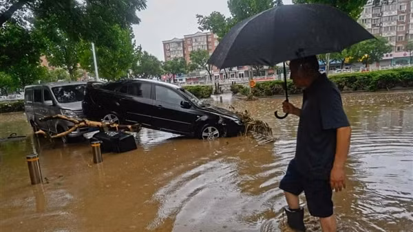 Trung Quốc: Mưa lũ cuốn phăng ô tô, nhiều người mất tích