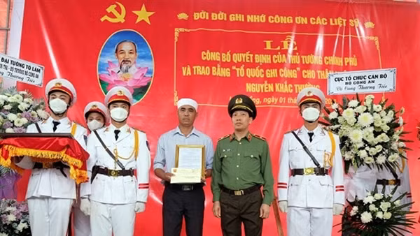 Trao Quyết định truy thăng cấp bậc hàm và Bằng Tổ quốc ghi công 3 liệt sĩ hy sinh tại đèo Bảo Lộc