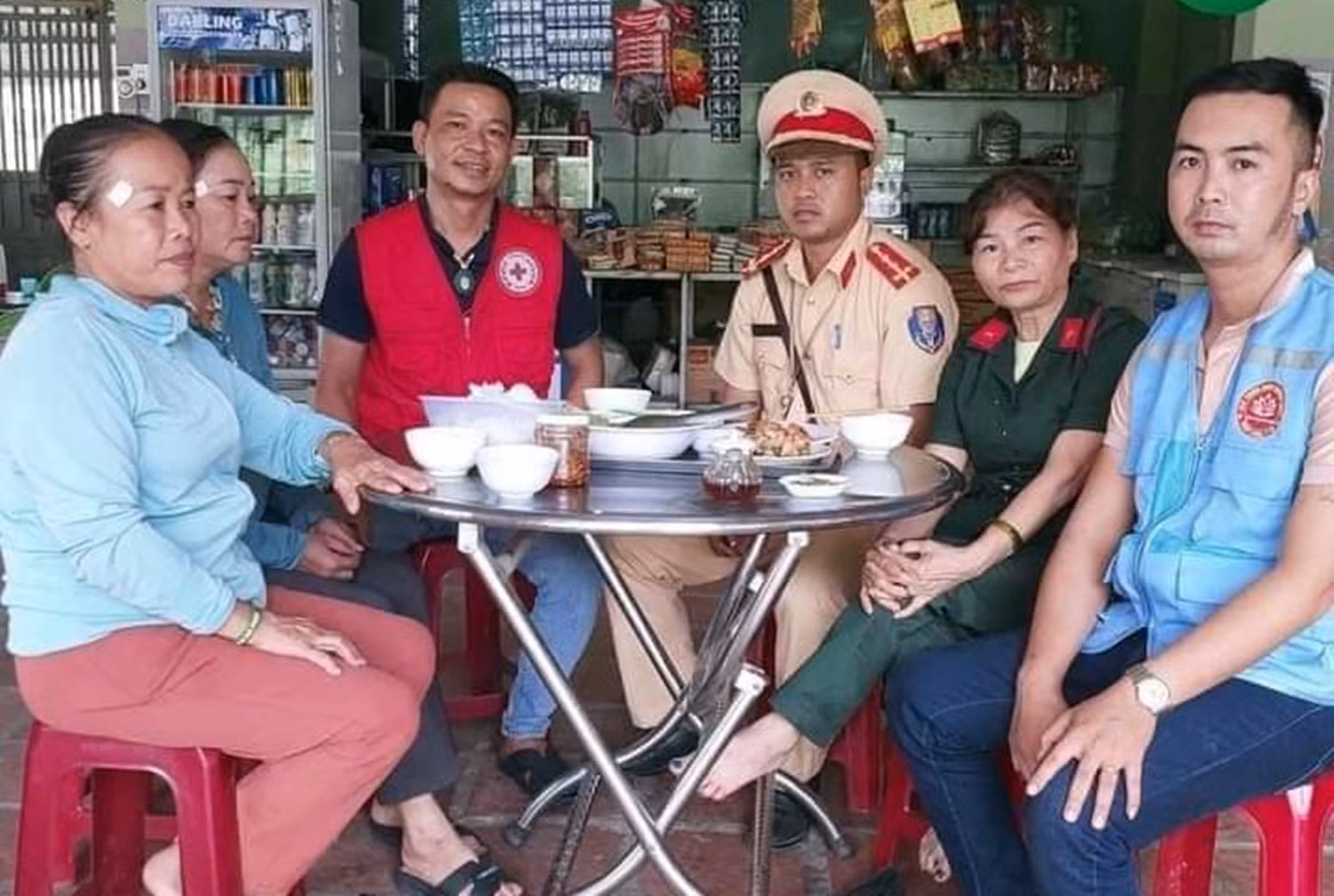 Cộng đồng mạng “dậy sóng” về hình ảnh CSGT thắp hương trước hài cốt liệt sĩ trên đường về quê -0