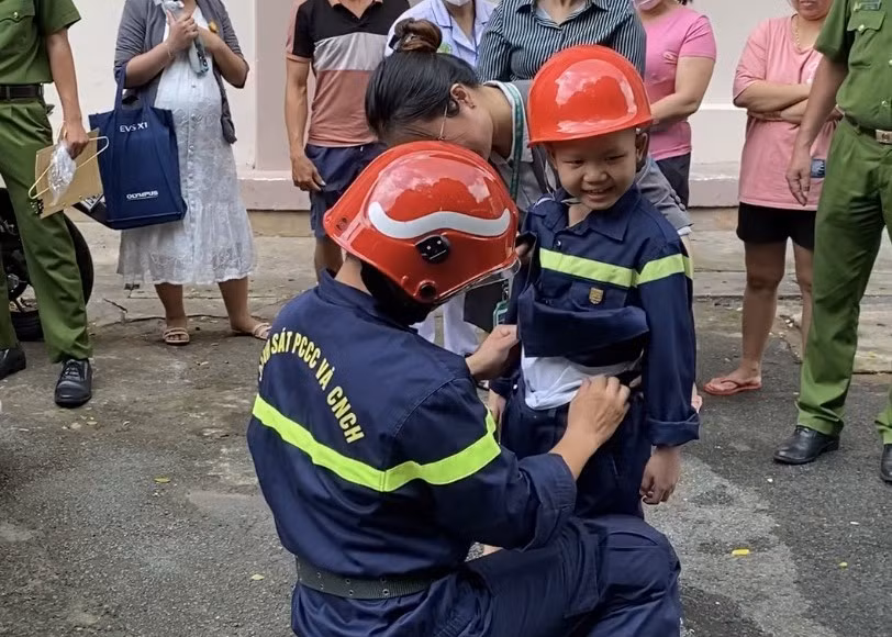 Giấc mơ làm lính cứu hỏa của cậu bé 7 tuổi bị ung thư -0