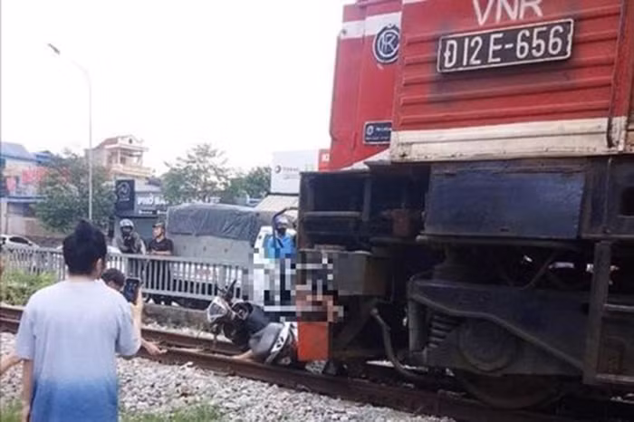Cố băng qua đường sắt, người phụ nữ bị tàu hỏa cán tử vong -0