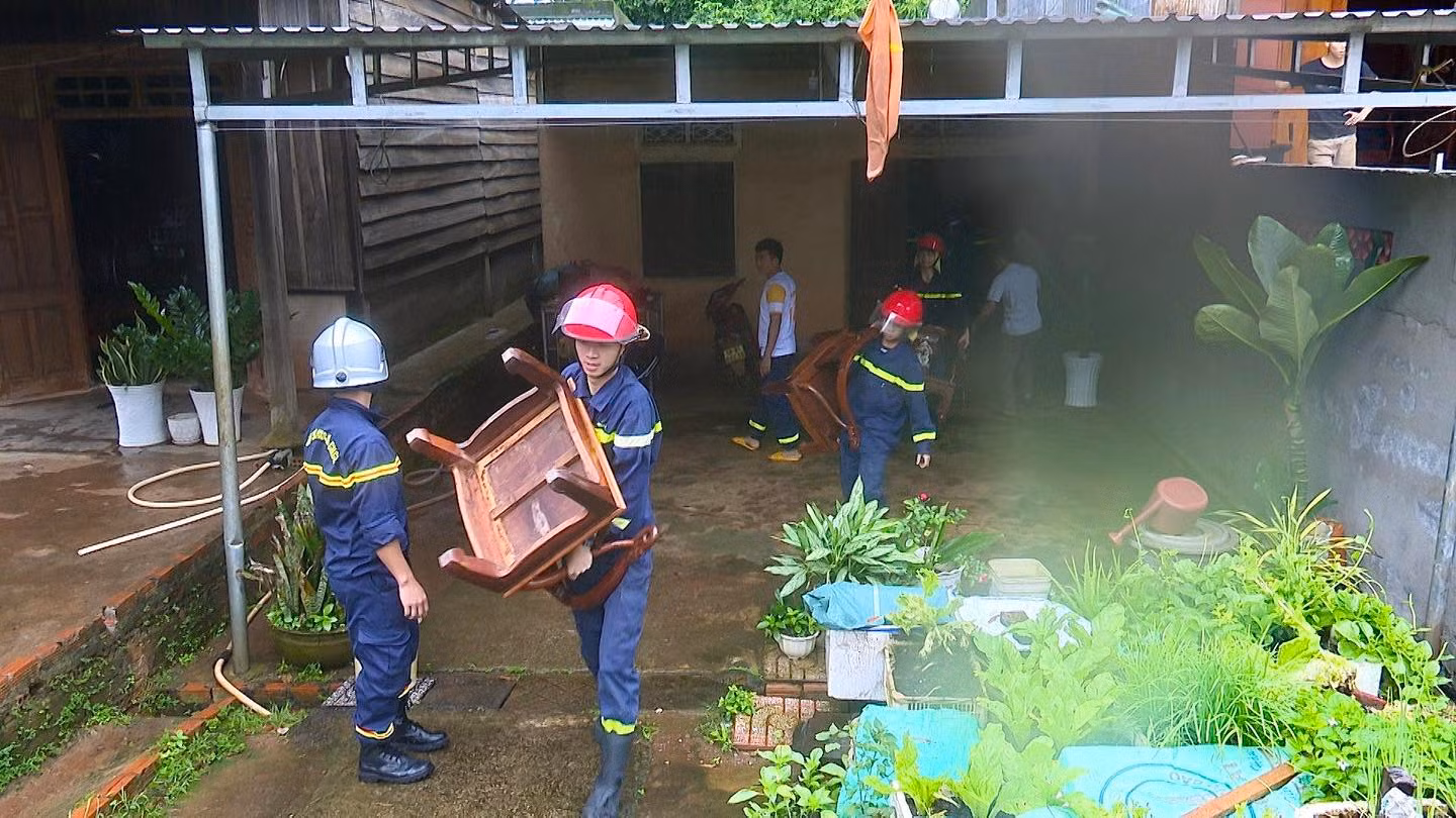 Sau chắp vá, đường Hồ Chí Minh càng bị sạt lở nghiêm trọng -0