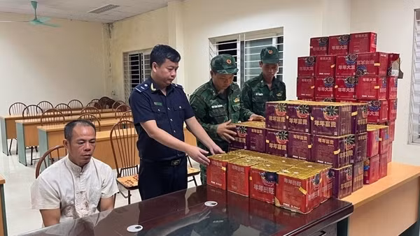 "Cõng" gần 1,7 tạ pháo, nhập cảnh lậu vào Việt Nam