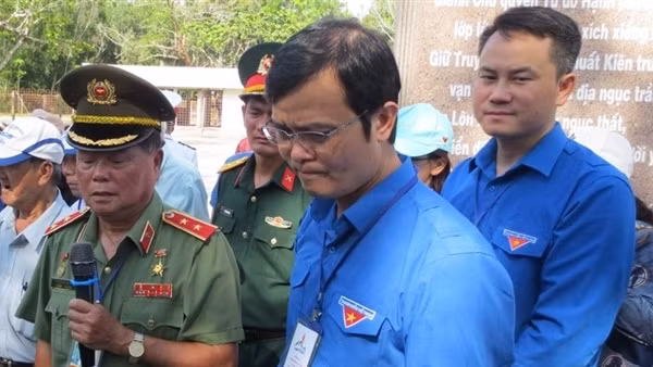 Về Côn Đảo nghe biển hát lời tri ân