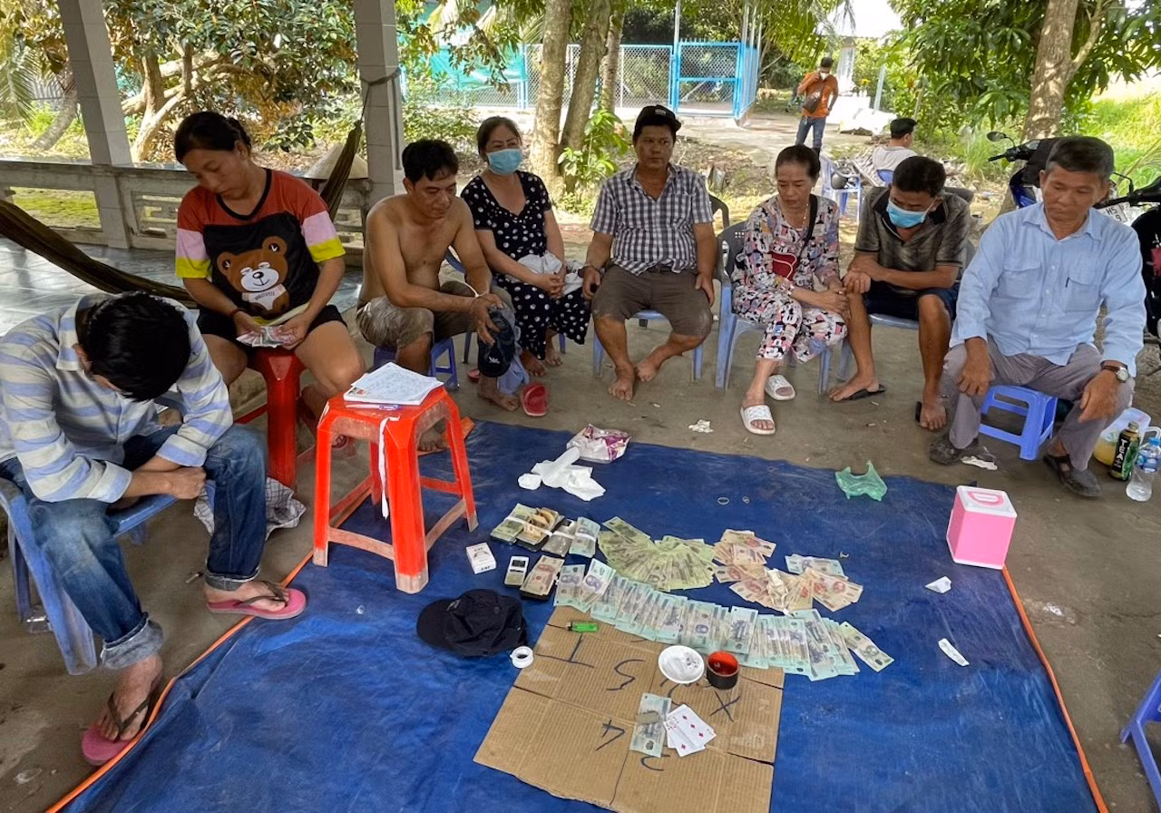 nhom danh bac o tpvl.jpg -0