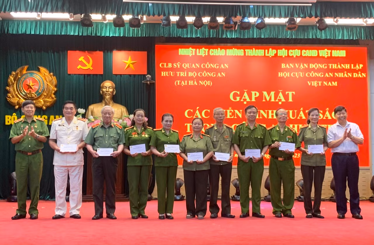 Gặp mặt các điển hình xuất sắc trong Công an hưu trí -0